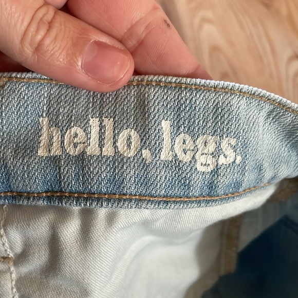 WILDFOX || Couture Friday Night Distressed Cut Off Shorts in LIGHT STONE size 29 - Picture 4 of 9